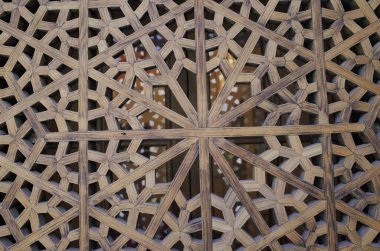 Esfahan, İran - 7 Eylül 2015: Esfahan şehrinde tahtanın üzerindeki İslami süslerin fotoğrafı