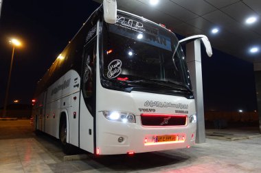 Esfahan, İran - 7 Eylül 2015: Esfahan Caddesi 'ndeki fotoğraf arabaları