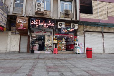 Esfahan, İran - 7 Eylül 2015: Esfahan Caddesi 'ndeki fotoğraf arabaları
