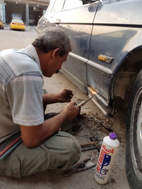 Basra, Irak - 8 Nisan 2016: Basra şehrindeki atölye araba tamirinde fotoğraf