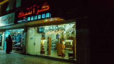 Esfahan, İran - 7 Eylül 2015: Esfahan Caddesi 'ndeki fotoğraf arabaları