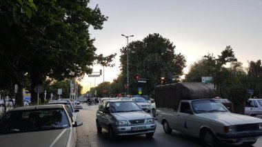 Esfahan, İran - 7 Eylül 2015: Esfahan Caddesi 'ndeki fotoğraf arabaları