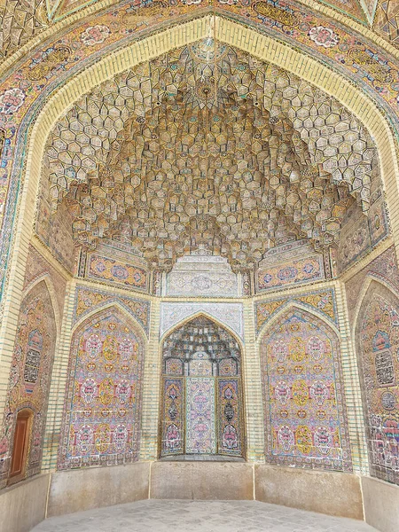 Şiraz, İran - 12 Nisan 2017: Şiraz şehrinde güzel bir mus turizm fotoğrafı