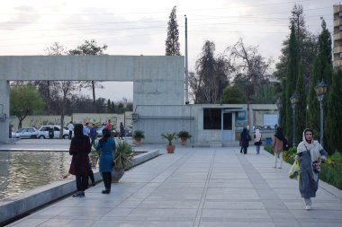 Şiraz, İran - 12 Nisan 2017: Şiraz şehrindeki eski turizm fotoğrafları