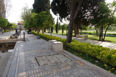 Şiraz, İran - 12 Nisan 2017: Şiraz şehrindeki eski turizm fotoğrafları