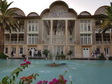 Şiraz, İran - 12 Nisan 2017: Şiraz şehrindeki güzel bahçelerin turizm fotoğrafı