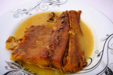 Geleneksel Irak balığı Sope Masmoota 'nın fotoğrafı.