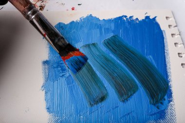 Yağlı boyaların tuvale karıştığı soyut bir fotoğraf