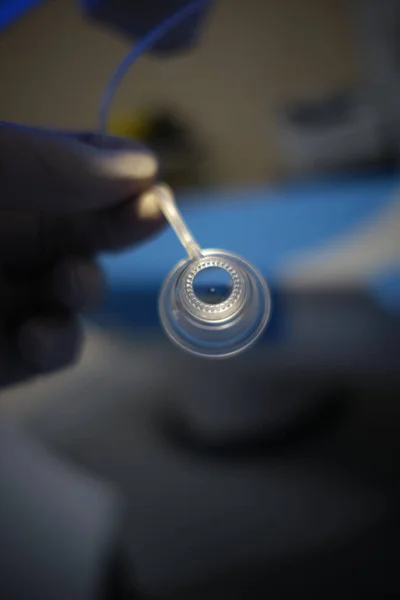 Kırılma ameliyatı için lazer makinesindeki femtosaniye keratomunun vakum kabının fotoğrafı.