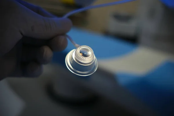 Kırılma ameliyatı için lazer makinesindeki femtosaniye keratomunun vakum kabının fotoğrafı.