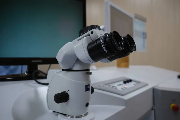 イラク バスラ2021年5月25日 屈折手術用フェムトスマイル装置の顕微鏡 — ストック写真