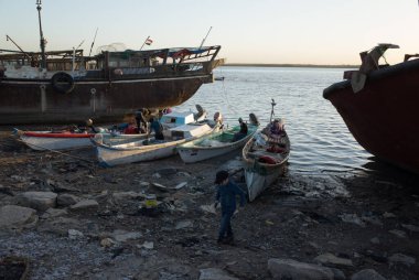 Basra, Irak - 11 Haziran 2021: Basra şehrindeki geleneksel balık pazarının fotoğrafı
