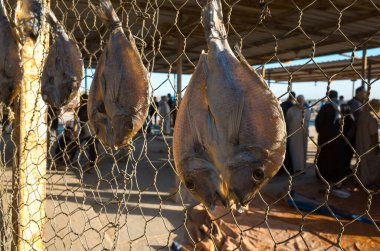 Basra, Irak - 11 Haziran 2021: Basra şehrindeki geleneksel balık pazarının fotoğrafı