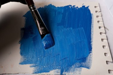 Yağlı boyaların tuvale karıştığı soyut bir fotoğraf