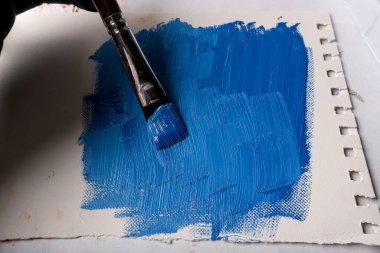 Yağlı boyaların tuvale karıştığı soyut bir fotoğraf