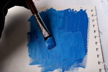 Yağlı boyaların tuvale karıştığı soyut bir fotoğraf