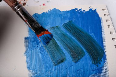 Yağlı boyaların tuvale karıştığı soyut bir fotoğraf