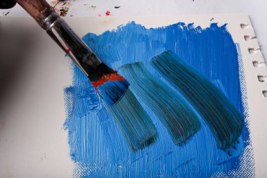 Yağlı boyaların tuvale karıştığı soyut bir fotoğraf