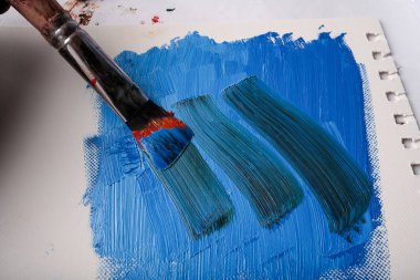 Yağlı boyaların tuvale karıştığı soyut bir fotoğraf