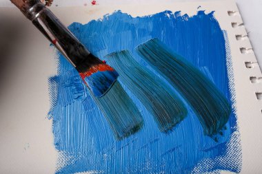 Yağlı boyaların tuvale karıştığı soyut bir fotoğraf