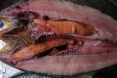 Çiğ balık fotografı ızgara için hazır.