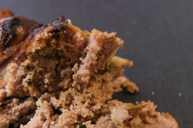 Pişmiş balık yumurtalarının yakın plan fotoğrafı.