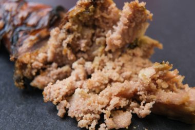 Pişmiş balık yumurtalarının yakın plan fotoğrafı.