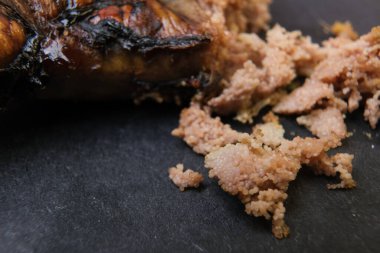 Pişmiş balık yumurtalarının yakın plan fotoğrafı.