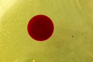 Yakından bakınca sarı yağda mürekkep yüzüyor.