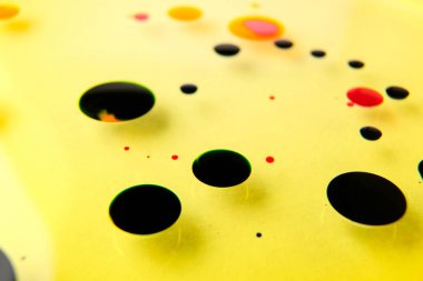 Yakından bakınca sarı yağda mürekkep yüzüyor.