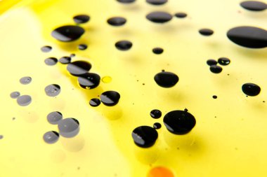 Yakından bakınca sarı yağda mürekkep yüzüyor.