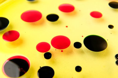 Yakından bakınca sarı yağda mürekkep yüzüyor.