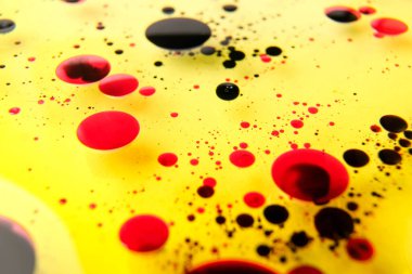 Yakından bakınca sarı yağda mürekkep yüzüyor.