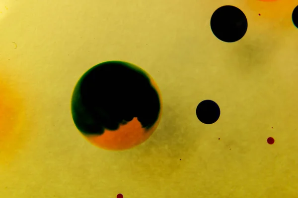 Крупный План Цветных Чернил Плавающих Желтом Оиле — стоковое фото
