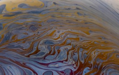 Sabun köpüğünün yüzeyindeki renkli ışık yansımasının yakın plan fotoğrafı