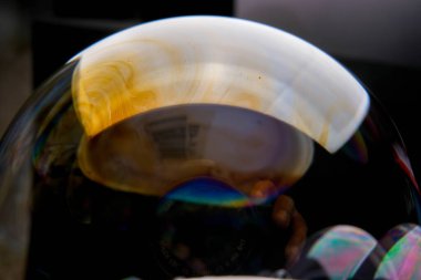 Sabun köpüğünün yüzeyindeki renkli ışık yansımasının yakın plan fotoğrafı