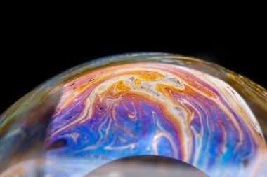 Sabun köpüğünün yüzeyindeki renkli ışık yansımasının yakın plan fotoğrafı