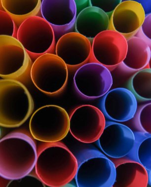 Plastik renkli meyve suyu pipetlerinin yakın plan fotoğrafı