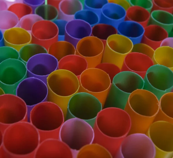 Крупный План Фото Пластиковых Соломинки Цветной Сок — стоковое фото
