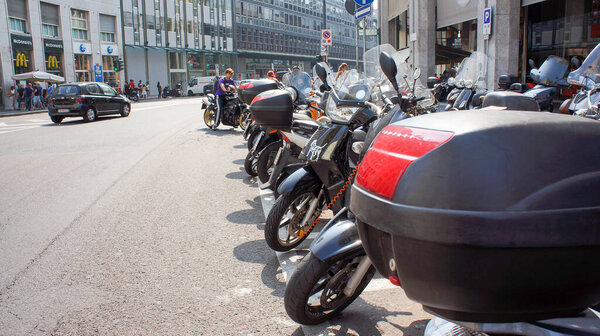 Милан, Италия - 7 сентября 2012: фото трауризма в местах Милана