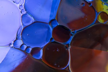 Petrol damlaları suyun üzerinde yüzer