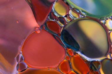 Petrol damlaları suyun üzerinde yüzer