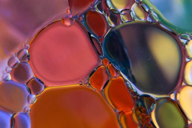 Petrol damlaları suyun üzerinde yüzer