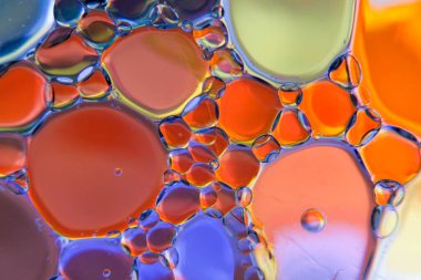 Petrol damlaları suyun üzerinde yüzer