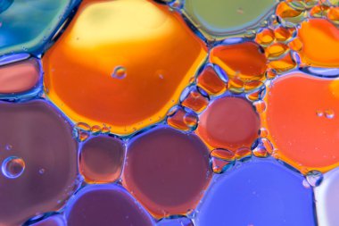 Petrol damlaları suyun üzerinde yüzer