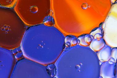 Petrol damlaları suyun üzerinde yüzer