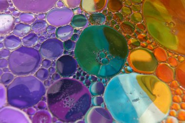 Petrol damlaları suyun üzerinde yüzer