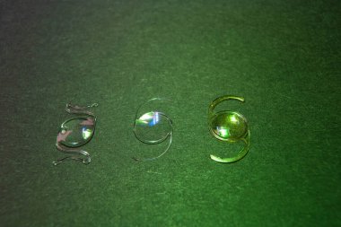 Katarakt ameliyatı için katlanabilir itraoküler merceğin yakın plan fotoğrafı