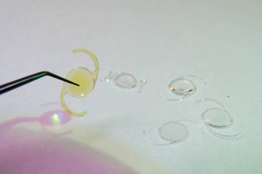 Katarakt ameliyatı için katlanabilir itraoküler merceğin yakın plan fotoğrafı