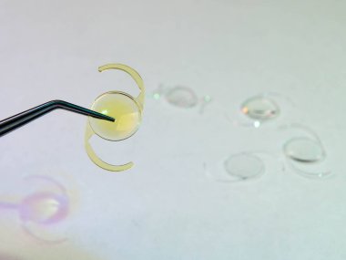 Katarakt ameliyatı için katlanabilir itraoküler merceğin yakın plan fotoğrafı